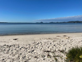 Brontilly at the point Beach front unit perfect for families with Free WiFi, Soldiers Point